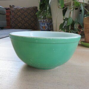 Vintage Pyrex Green 2-1/2 Qt Nesting Mixing Bowl 403 Scratches with age